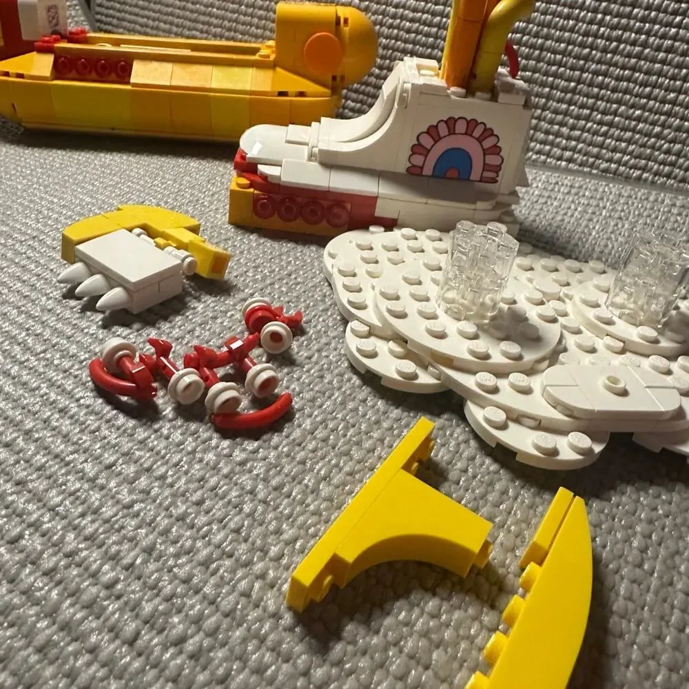 LEGO Ideas The Beatles Yellow Submarine ONLY 21306 Mostly Complete no figs